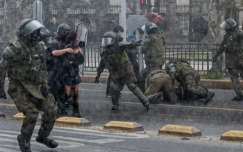 Chile: governo de extrema direita detém quase 300 em atos por vítimas de Pinochet