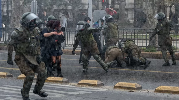 Chile: governo de extrema direita detém quase 300 em atos por vítimas de Pinochet