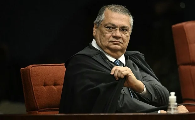 Dino denuncia críticas racistas e cita ataque do Globo: “Orgulho da minha província”