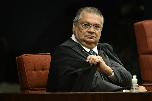 Dino denuncia críticas racistas e cita ataque do Globo: “Orgulho da minha província”