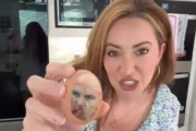 Esposa de Eduardo Bolsonaro quebra ovo com rosto de Alexandre de Moraes