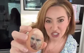 Esposa de Eduardo Bolsonaro quebra ovo com rosto de Alexandre de Moraes