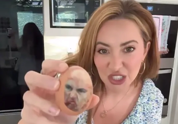 Esposa de Eduardo Bolsonaro quebra ovo com rosto de Alexandre de Moraes