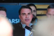 Estado de S. Paulo chama Flávio Bolsonaro de “mentiroso crônico” após novas revelações sobre Dark Horse