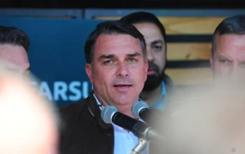 Estado de S. Paulo chama Flávio Bolsonaro de “mentiroso crônico” após novas revelações sobre Dark Horse