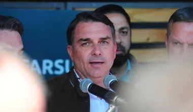 Estado de S. Paulo chama Flávio Bolsonaro de “mentiroso crônico” após novas revelações sobre Dark Horse