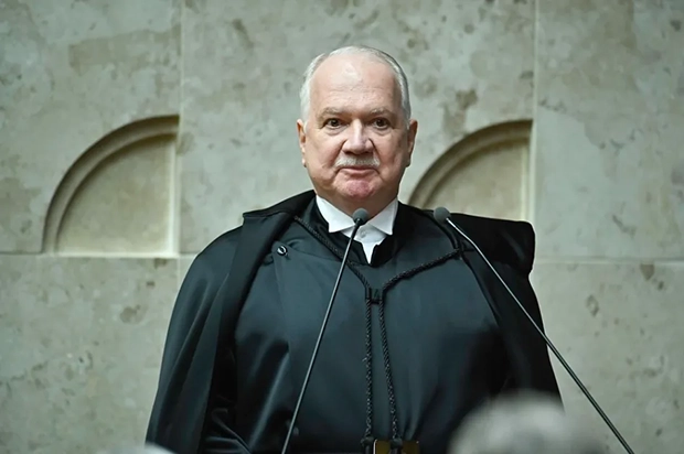 Fachin revoga relatoria de Moraes do inquérito das fake news e mantém pena de golpistas