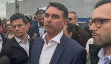 "Fala, irmãozão": veja trocas de mensagens entre Flávio Bolsonaro e Vorcaro
