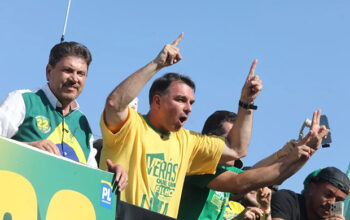 Flávio Bolsonaro acusa CNBB de espalhar fake News sobre plano de tirar título de N.S. de Aparecida de padroeira do Brasil