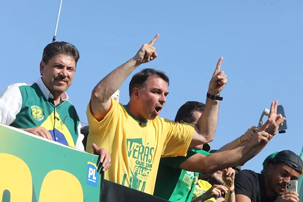 Flávio Bolsonaro acusa CNBB de espalhar fake News sobre plano de tirar título de N.S. de Aparecida de padroeira do Brasil