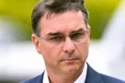Flávio Bolsonaro ataca Dino e fala em suposta “terceira facada” após operação da Polícia Federal