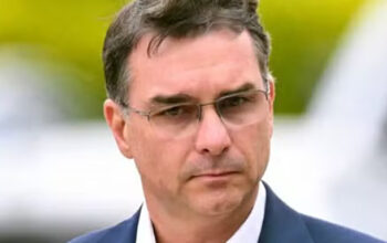 Flávio Bolsonaro ataca Dino e fala em suposta “terceira facada” após operação da Polícia Federal