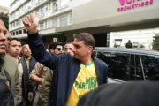 Flávio Bolsonaro diz que será alvo de “terceira facada”; “Vão tentar uma terceira facada"
