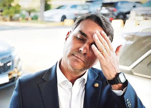 Flávio Bolsonaro é detonado por 73% dos posts sobre Nossa Senhora Aparecida, diz pesquisa