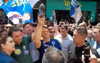 Flávio Bolsonaro e Tarcísio fazem demagogia com imagem de Nossa Senhora de Aparecida