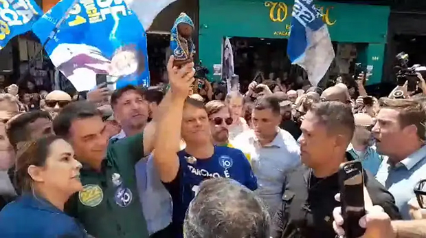 Flávio Bolsonaro e Tarcísio fazem demagogia com imagem de Nossa Senhora de Aparecida