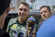 Flávio Bolsonaro ergue imagem de Nossa Senhora Aparecida e revolta evangélicos