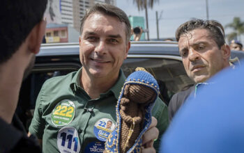 Flávio Bolsonaro ergue imagem de Nossa Senhora Aparecida e revolta evangélicos