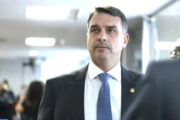 Flávio Bolsonaro foi advogado de PM acusado de matar criança de 5 anos