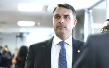 Flávio Bolsonaro foi advogado de PM acusado de matar criança de 5 anos