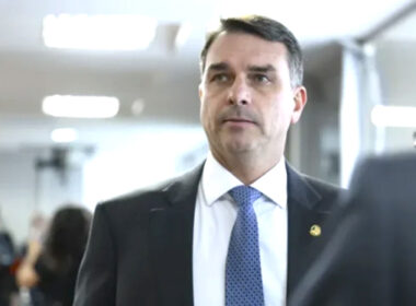 Flávio Bolsonaro foi advogado de PM acusado de matar criança de 5 anos