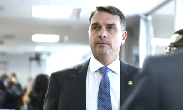 Flávio Bolsonaro foi advogado de PM acusado de matar criança de 5 anos