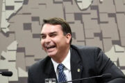 Flávio Bolsonaro ironiza de voou com a mulher e filhos em jatinho ligado a Daniel Vorcaro
