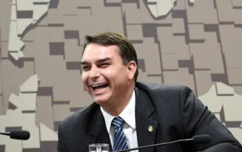 Flávio Bolsonaro ironiza de voou com a mulher e filhos em jatinho ligado a Daniel Vorcaro