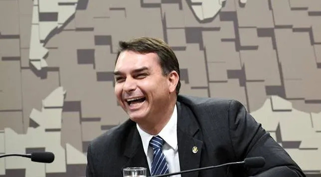 Flávio Bolsonaro ironiza de voou com a mulher e filhos em jatinho ligado a Daniel Vorcaro