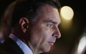 Flávio Bolsonaro ligou 4 vezes a Vorcaro até a véspera de sua prisão: “Preciso de uma luz”