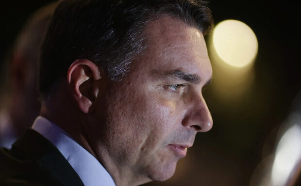 Flávio Bolsonaro ligou 4 vezes a Vorcaro até a véspera de sua prisão: “Preciso de uma luz”