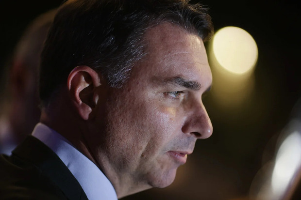 Flávio Bolsonaro ligou 4 vezes a Vorcaro até a véspera de sua prisão: “Preciso de uma luz”