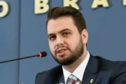 Flávio Bolsonaro vai à cadeia visitar Filipe Martins, condenado por tentativa de golpe