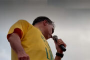 Flávio Bolsonaro manda chamar a polícia após carreata ser atingida em Goiânia: "tentativa de homicídio"