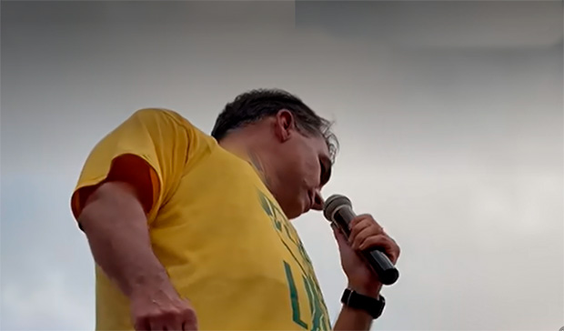 Flávio Bolsonaro manda chamar a polícia após carreata ser atingida em Goiânia: "tentativa de homicídio"