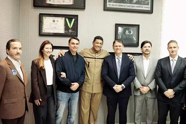 Flávio e Mendonça homenageiam pastor que vendeu “feijões mágicos” e foi condenado 15 vezes em 30 dias