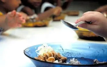 Governo Tarcísio proíbe professores de comerem até restos de merenda em escolas de SP