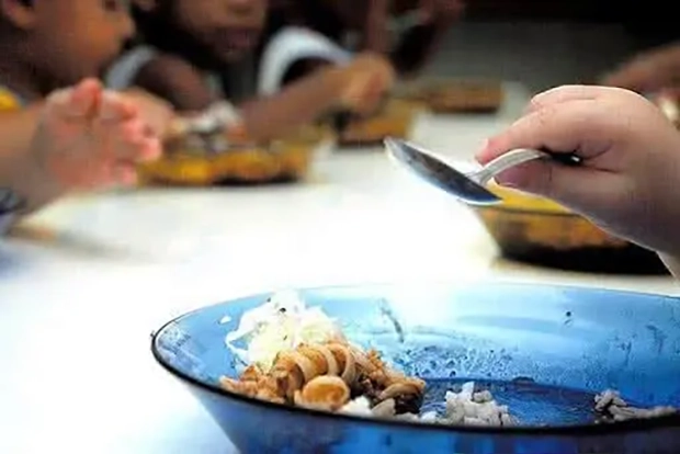 Governo Tarcísio proíbe professores de comerem até restos de merenda em escolas de SP