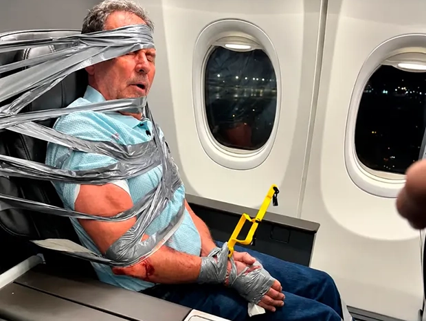 Homem é amarrado em poltrona de avião após acusações de racismo e homofobia