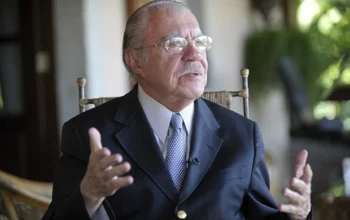 Ex-presidente José Sarney permanece internado com pneumonia