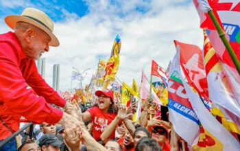 Lula dispara no Nordeste com vantagem de 23 pontos sobre Flávio Bolsonaro
