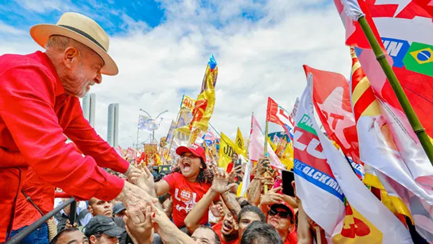 Lula dispara no Nordeste com vantagem de 23 pontos sobre Flávio Bolsonaro