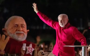 Lula diz que país não comporta político vira-lata que fica de 4 para os EUA