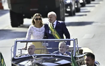 Lula e Janja desfilam em carro aberto no 7 de Setembro com foco na soberania