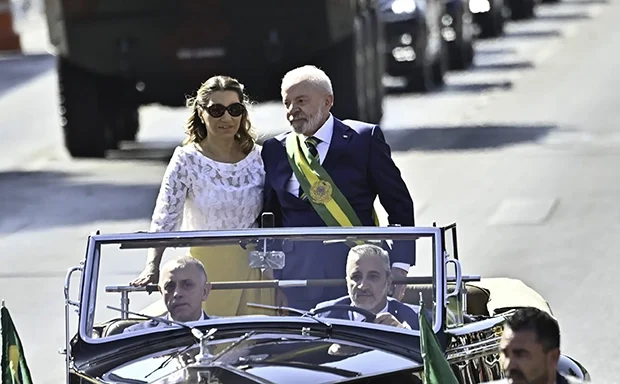 Lula e Janja desfilam em carro aberto no 7 de Setembro com foco na soberania