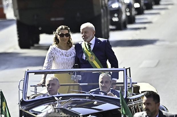 Lula e Janja desfilam em carro aberto no 7 de Setembro com foco na soberania
