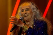 Maria Bethânia faz o “L” e declara voto em Lula no Coala Festival