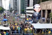 Mendonça ganha boneco gigante em ato do 7/9 da direita na Avenida Paulista