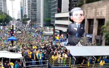 Mendonça ganha boneco gigante em ato do 7/9 da direita na Avenida Paulista