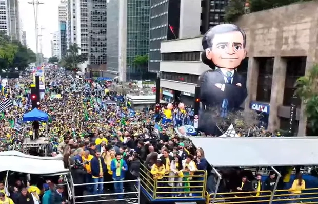 Mendonça ganha boneco gigante em ato do 7/9 da direita na Avenida Paulista